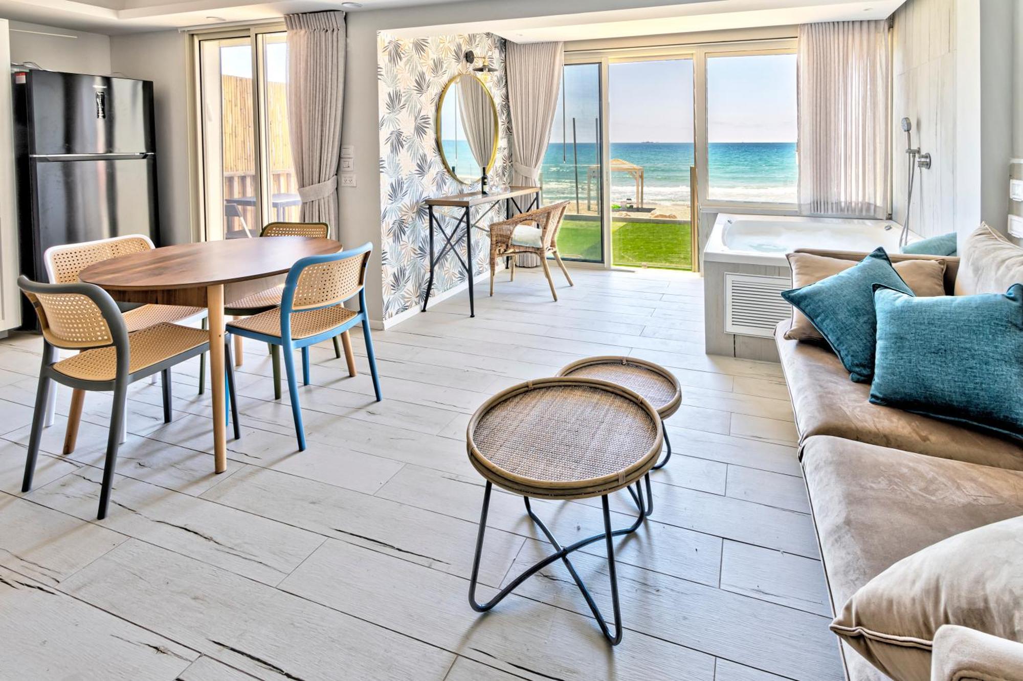 בית חוף מושלם עם גקוזי ומרפסת - Beachside Bliss W Jacuzzi Haifa Exterior photo
